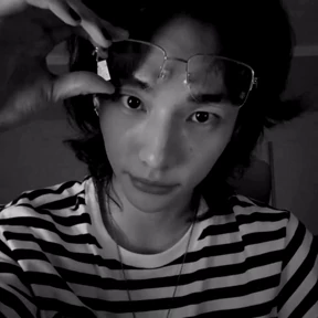 Стикер из набора Hyunjin