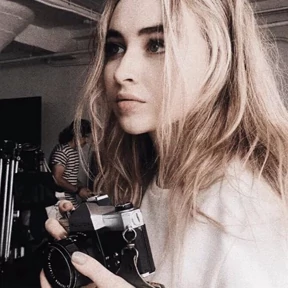 Стикер 17 из набора Сабрина Карпентер
